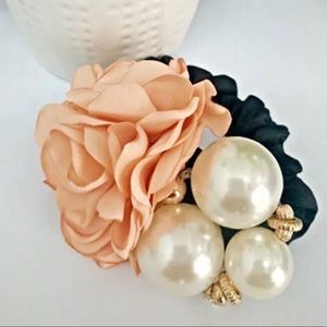 New 🌼 Peach Flower & Pearls Hair Tie 🌼